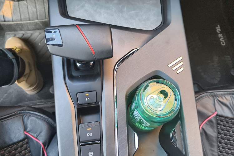 Used CHANGAN OSHAN X5 PLUS 2023 Revised Version 1.5T DCT Navigation Edition Gear Lever