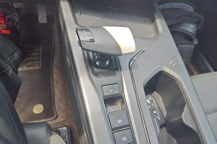 Used CHANGAN OSHAN X5 PLUS 2023 1.5T DCT Smart & Fun AI Edition Gear Lever