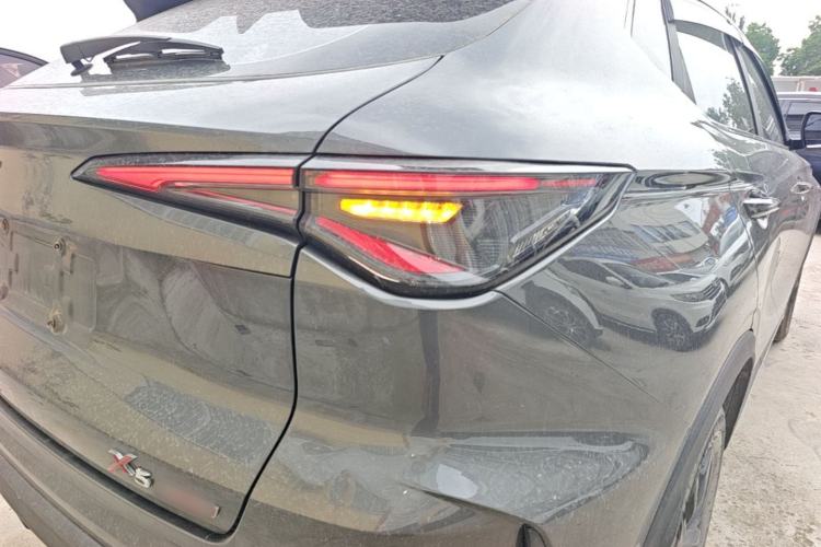 Used CHANGAN OSHAN X5 PLUS 2023 Revised 1.5T DCT Pioneer Edition Right Rear Taillight