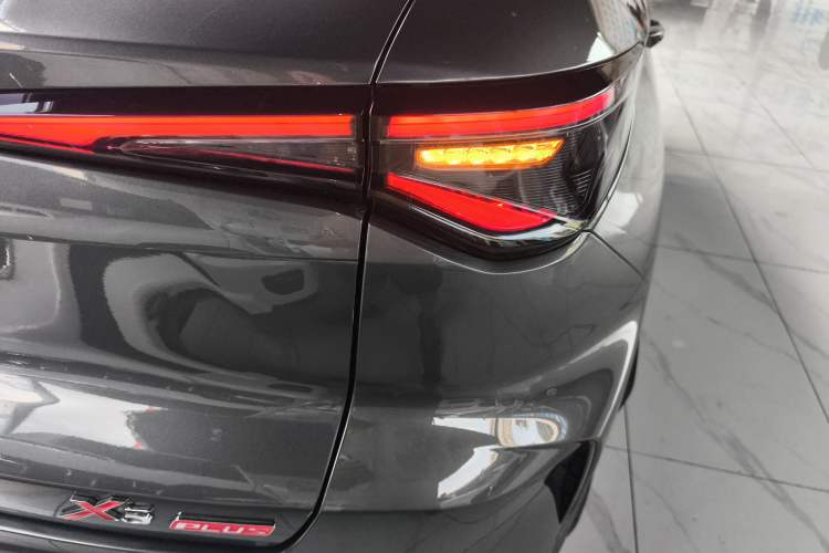 Used CHANGAN OSHAN X5 PLUS 2023 1.5T DCT Navigation Edition Right Rear Taillight