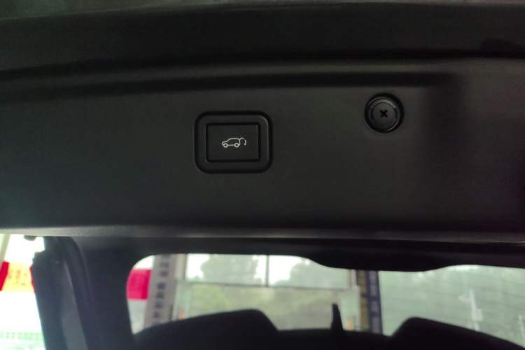 Used CHANGAN OSHAN X5 PLUS 2023 Revised Version 1.5T DCT Navigation Edition Trunk