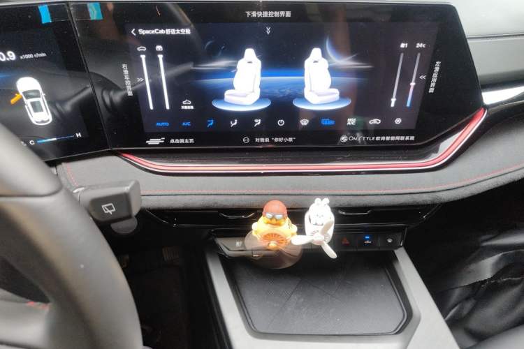 Used CHANGAN OSHAN X5 PLUS 2023 Revised Version 1.5T DCT Navigation Edition Audio And AC Panel