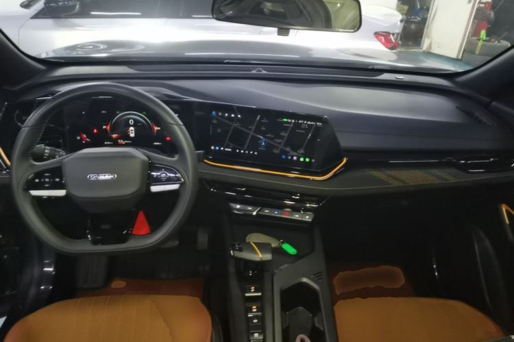 Used CHANGAN OSHAN X5 PLUS 2023 1.5T DCT Excellence Edition Center Console