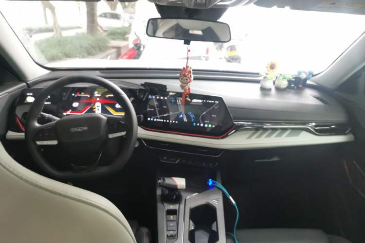 Used CHANGAN OSHAN X5 PLUS 2023 1.5T DCT Navigation Edition Center Console