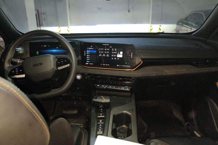 Used CHANGAN OSHAN X5 PLUS 2023 Revised 1.5T DCT Smart & Fun AI Edition Center Console