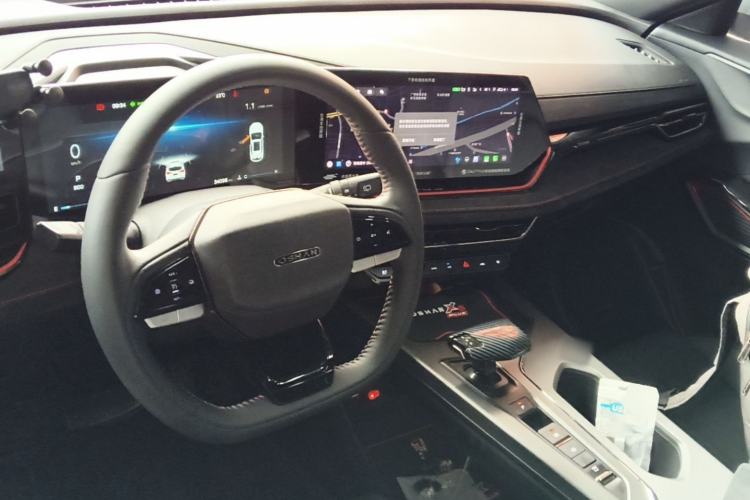 Used CHANGAN OSHAN X5 PLUS 2023 1.5T DCT Navigation Edition Center Console