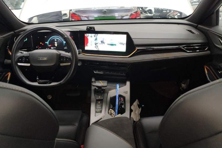 Used CHANGAN OSHAN X5 PLUS 2023 Revised 1.5T DCT Excellence Edition Center Console