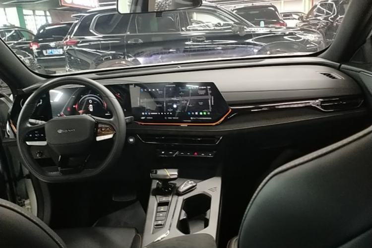 Used CHANGAN OSHAN X5 PLUS 2023 1.5T DCT Excellence Edition Center Console