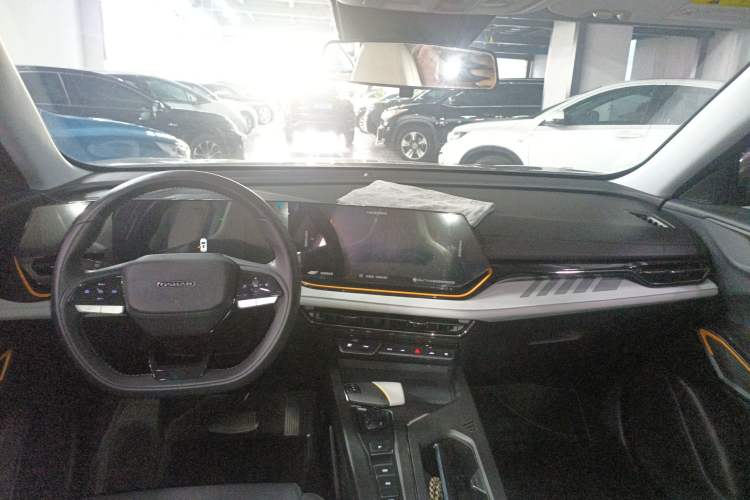 Used CHANGAN OSHAN X5 PLUS 2023 1.5T DCT Excellence Edition Center Console