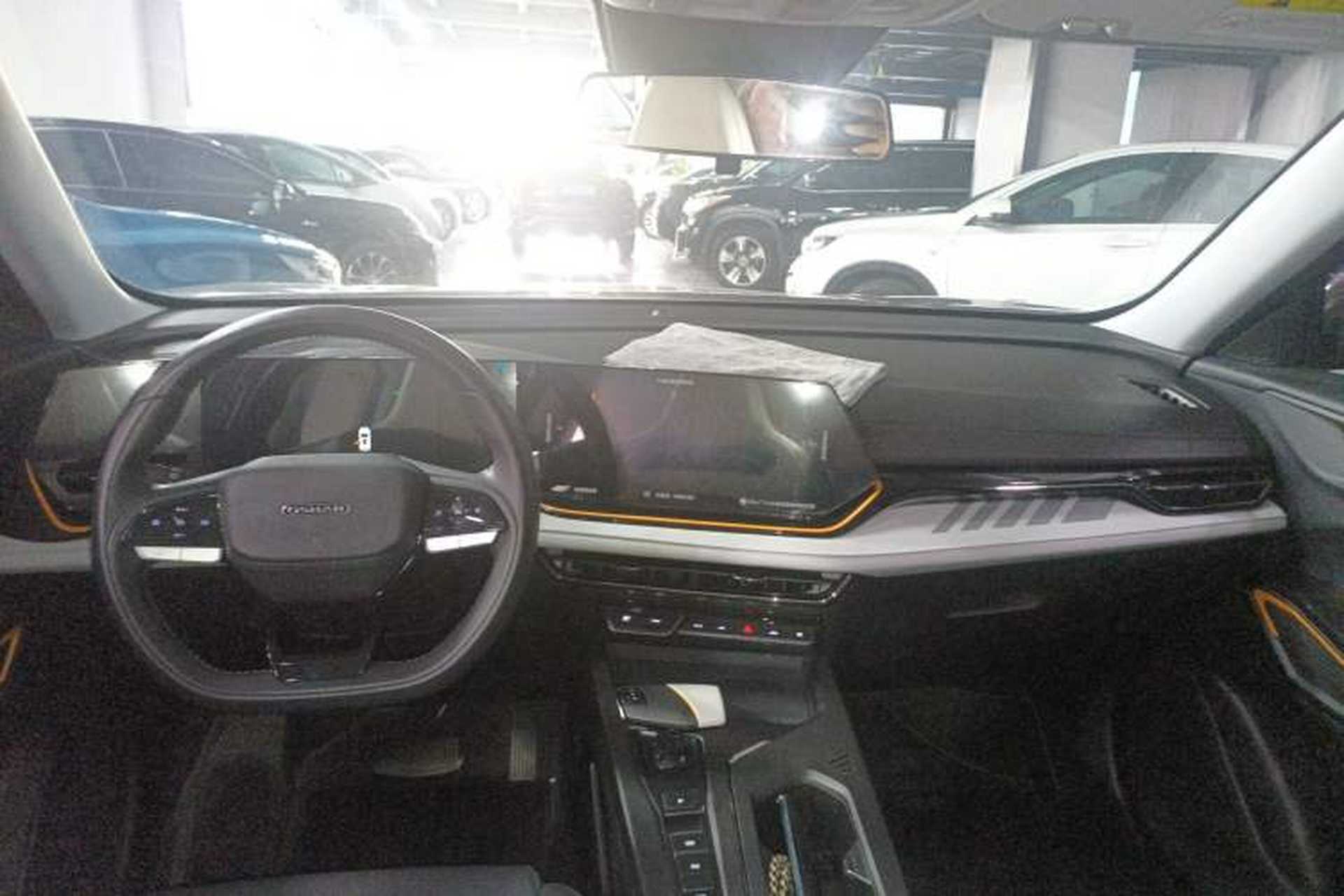 Used CHANGAN OSHAN X5 PLUS 2023 1.5T DCT Excellence Edition Center Console
