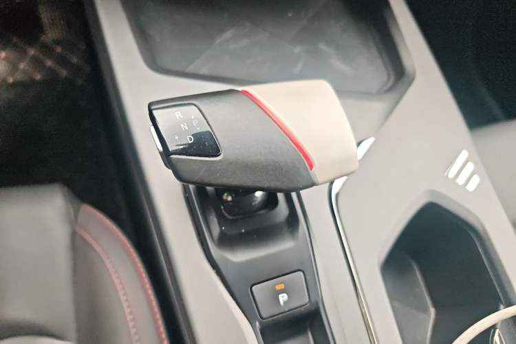 Used CHANGAN OSHAN X5 PLUS 2023 Revised Version 1.5T DCT Navigation Edition Gear Lever