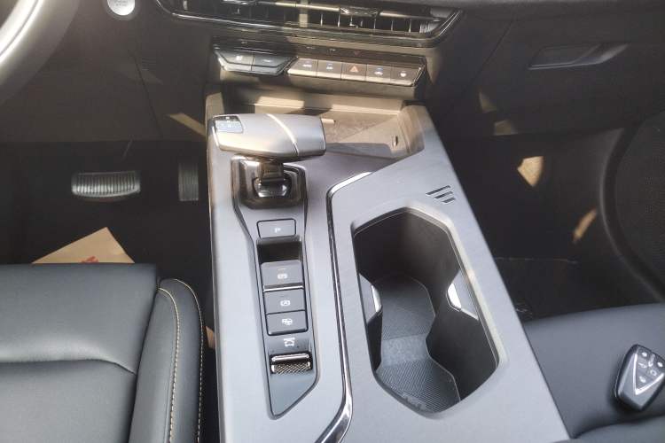 Used CHANGAN OSHAN X5 PLUS 2023 1.5T DCT Smart & Fun AI Edition Gear Lever