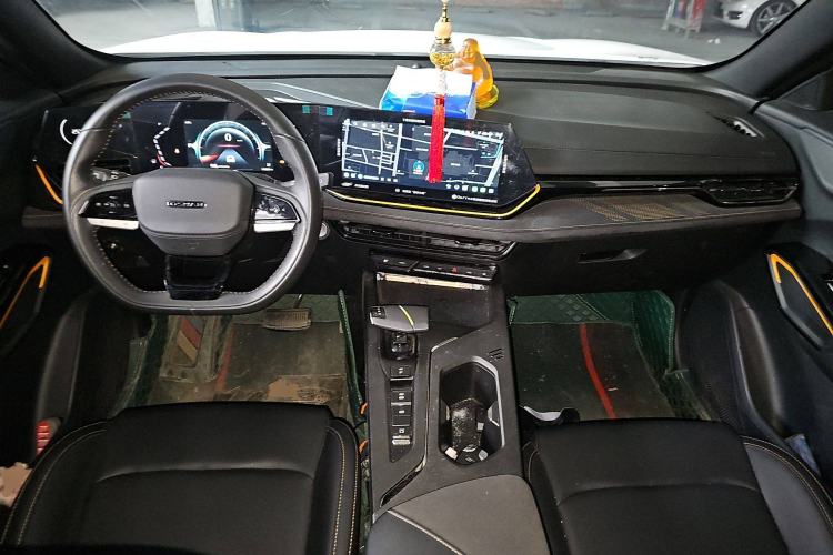 Used CHANGAN OSHAN X5 PLUS 2023 Revised Version 1.5T DCT Navigation Edition Center Console
