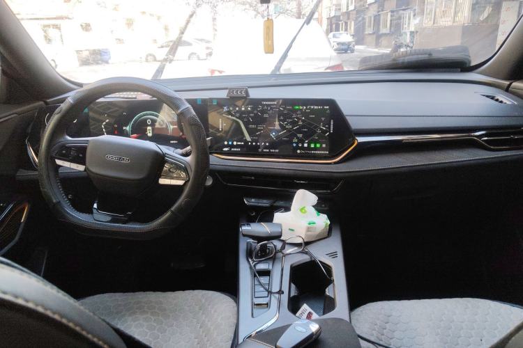 Used CHANGAN OSHAN X5 PLUS 2023 1.5T DCT Excellence Edition Center Console