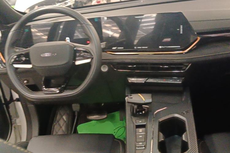 Used CHANGAN OSHAN X5 PLUS 2023 1.5T DCT Excellence Edition Center Console