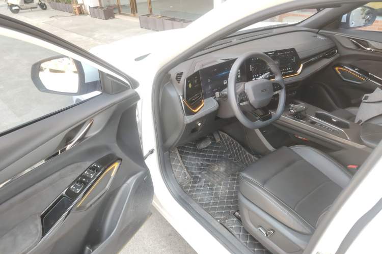 Used CHANGAN OSHAN X5 PLUS 2023 Revised 1.5T DCT Smart & Fun AI Edition Driver Seat
