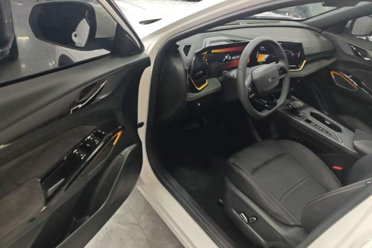 Used CHANGAN OSHAN X5 PLUS 2023 1.5T DCT Smart & Fun AI Edition Driver Seat