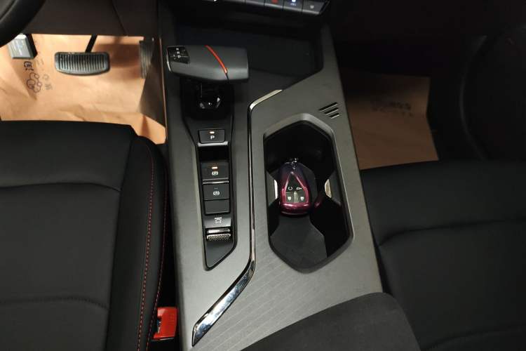 Used CHANGAN OSHAN X5 PLUS 2023 Revised Version 1.5T DCT Navigation Edition Gear Lever