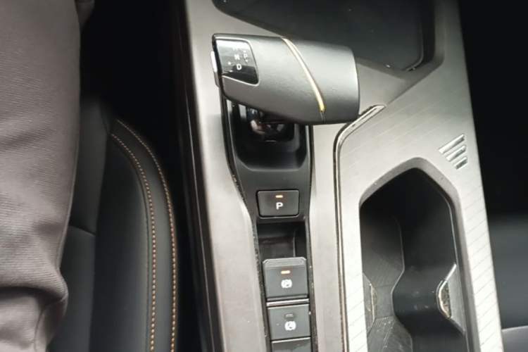 Used CHANGAN OSHAN X5 PLUS 2023 Revised 1.5T DCT Excellence Edition Gear Lever