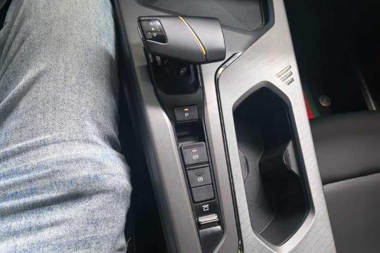 Used CHANGAN OSHAN X5 PLUS 2023 Revised 1.5T DCT Excellence Edition Gear Lever