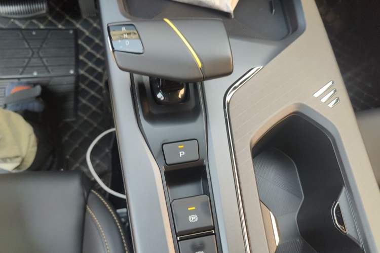 Used CHANGAN OSHAN X5 PLUS 2023 1.5T DCT Smart & Fun AI Edition Gear Lever