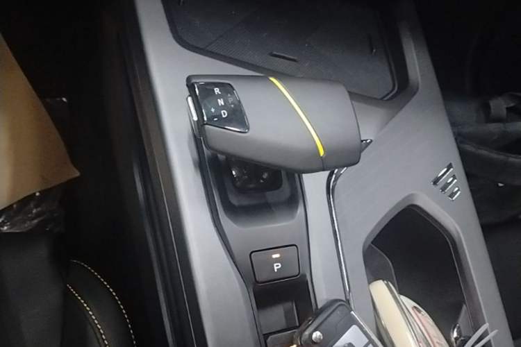 Used CHANGAN OSHAN X5 PLUS 2023 1.5T DCT Smart & Fun AI Edition Gear Lever