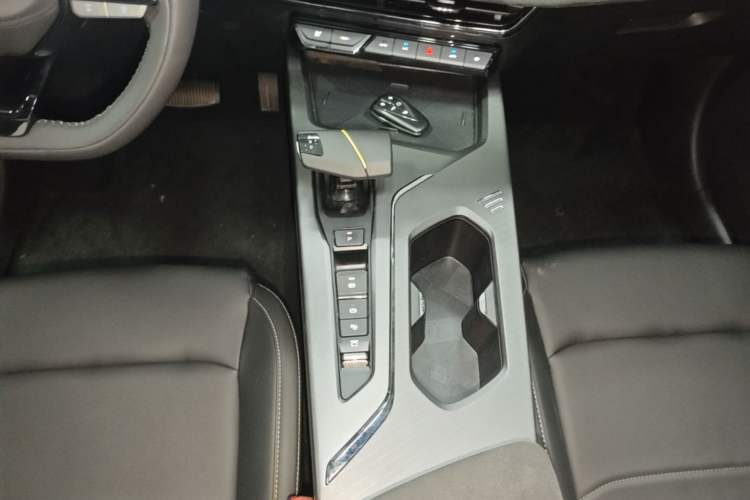 Used CHANGAN OSHAN X5 PLUS 2023 1.5T DCT Smart & Fun AI Edition Gear Lever