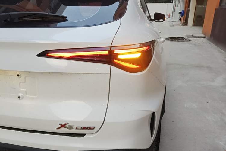 Used CHANGAN OSHAN X5 PLUS 2023 Revised 1.5T DCT Excellence Edition Right Rear Taillight