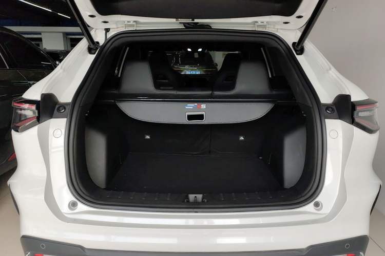 Used CHANGAN OSHAN X5 PLUS 2023 Revised Version 1.5T DCT Navigation Edition Trunk