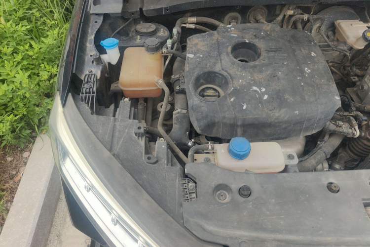Used CHANGAN OSHAN X7 2020 1.5T Manual Luxury Version Engine Bay Right