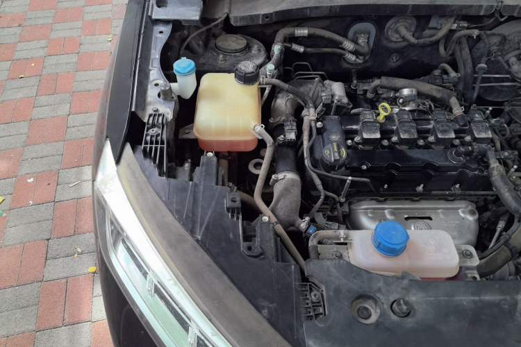 Used CHANGAN OSHAN X7 2020 1.5T Manual Elite Edition Engine Bay Right