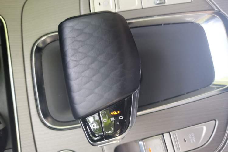 Used CHANGAN OSHAN X7 2020 1.5T Automatic Parking with Facial Recognition – Spacey & Carefree Edition Gear Lever