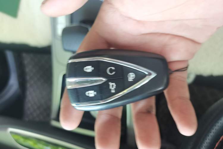 Used CHANGAN OSHAN X7 2020 1.5T Automatic Parking with Facial Recognition – Spacey & Carefree Edition Vehicle Key