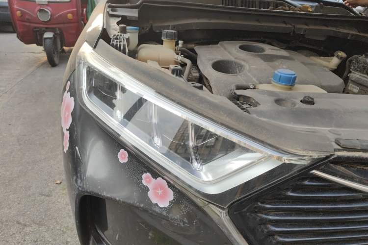 Used CHANGAN OSHAN X7 2020 1.5T Automatic Parking with Facial Recognition – Spacey & Carefree Edition Right Front Headlight