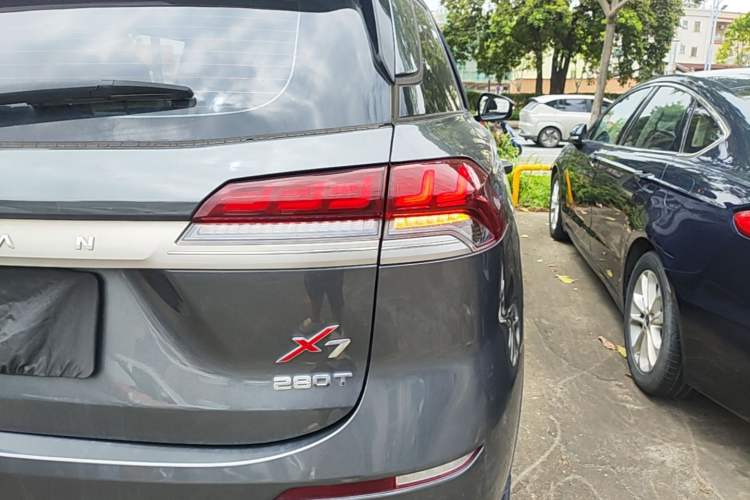 Used CHANGAN OSHAN X7 2020 1.5T Automatic Luxury Version Right Rear Taillight