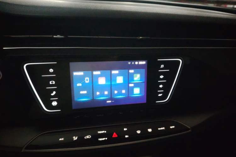 Used CHANGAN OSHAN X7 2020 1.5T Automatic Luxury Version Audio And AC Panel
