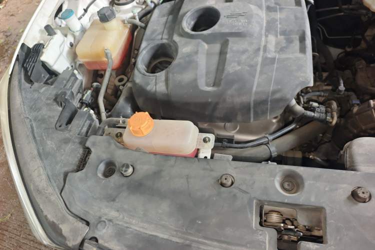 Used CHANGAN OSHAN X7 2020 1.5T Manual Elite Edition Engine Bay Right