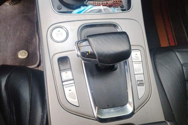 Used CHANGAN OSHAN X7 2020 1.5T Automatic Parking with Facial Recognition – Spacey & Carefree Edition Gear Lever