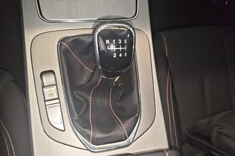 Used CHANGAN OSHAN X7 2020 1.5T Manual Elite Edition Gear Lever