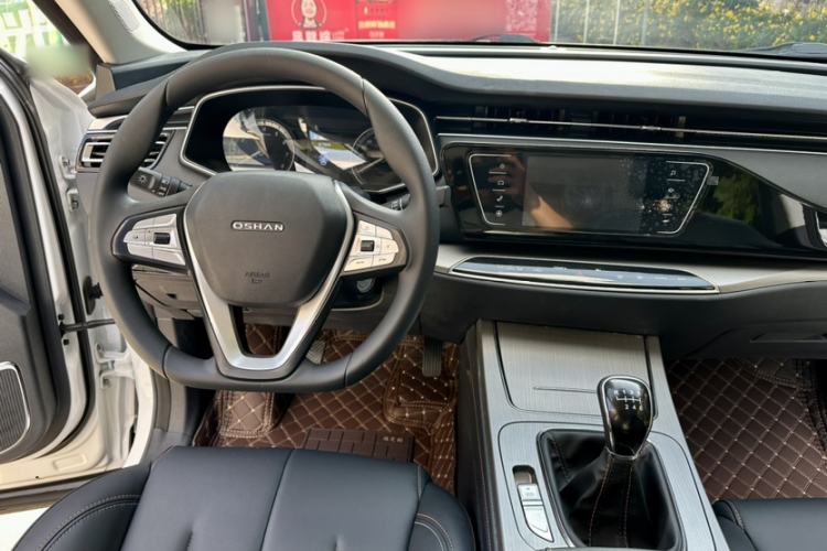 Used CHANGAN OSHAN X7 2020 1.5T Manual Luxury Version Interior 3