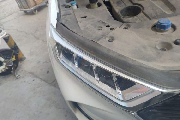 Used CHANGAN OSHAN X7 2020 1.5T Automatic Parking with Facial Recognition – Spacey & Carefree Edition Right Front Headlight