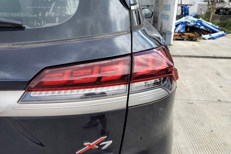 Used CHANGAN OSHAN X7 2021 1.5T Space Freedom Edition with Automatic Parking and Facial Recognition Right Rear Taillight