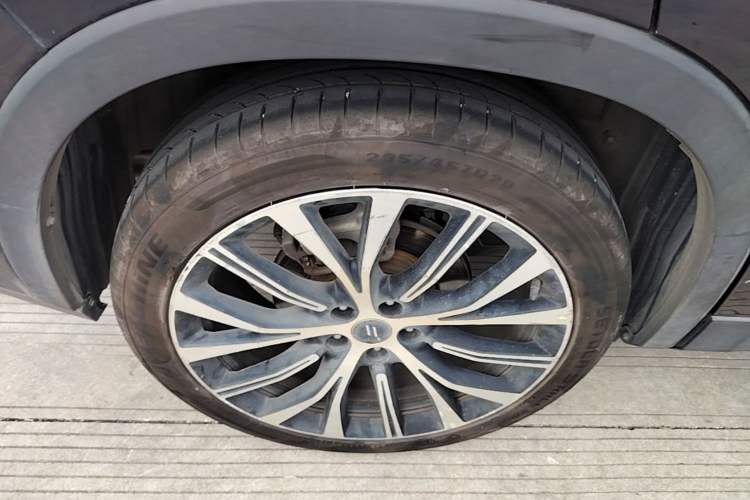 Used CHANGAN OSHAN X7 2021 1.5T Space Freedom Edition with Automatic Parking and Facial Recognition Right Rear Wheel Hub