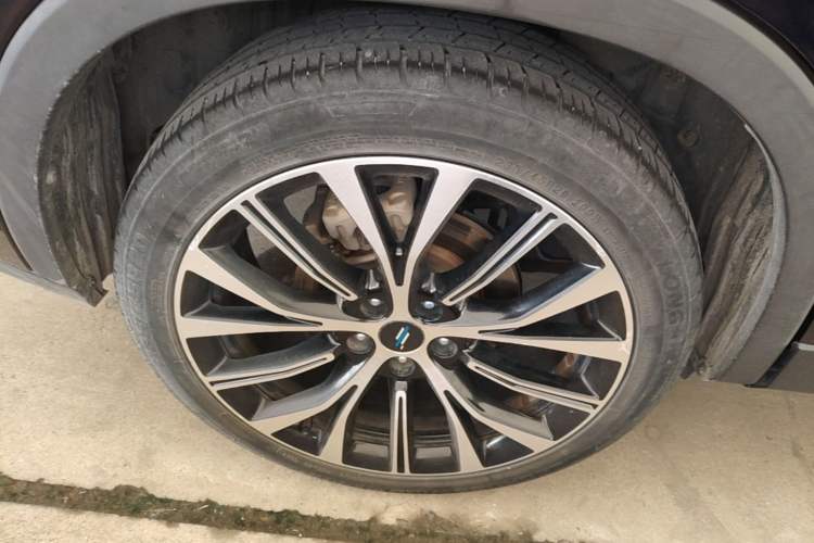 Used CHANGAN OSHAN X7 2021 1.5T Space Freedom Edition with Automatic Parking and Facial Recognition Right Rear Wheel Hub