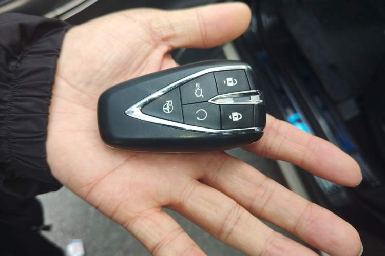 Used CHANGAN OSHAN X7 2021 1.5T Space Freedom Edition with Automatic Parking and Facial Recognition Vehicle Key