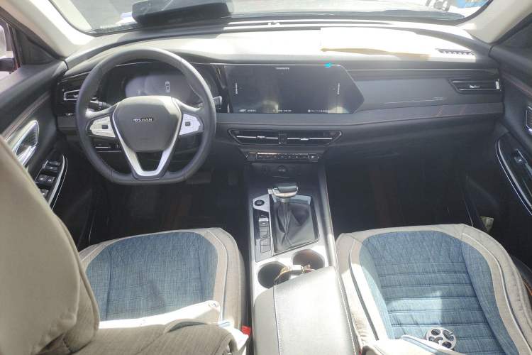 Used CHANGAN OSHAN X7 2021 1.5T Automatic Luxury Model Center Console