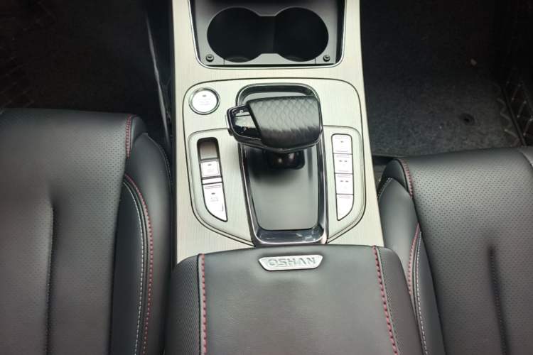 Used CHANGAN OSHAN X7 2021 1.5T Space Freedom Edition with Automatic Parking and Facial Recognition Gear Lever