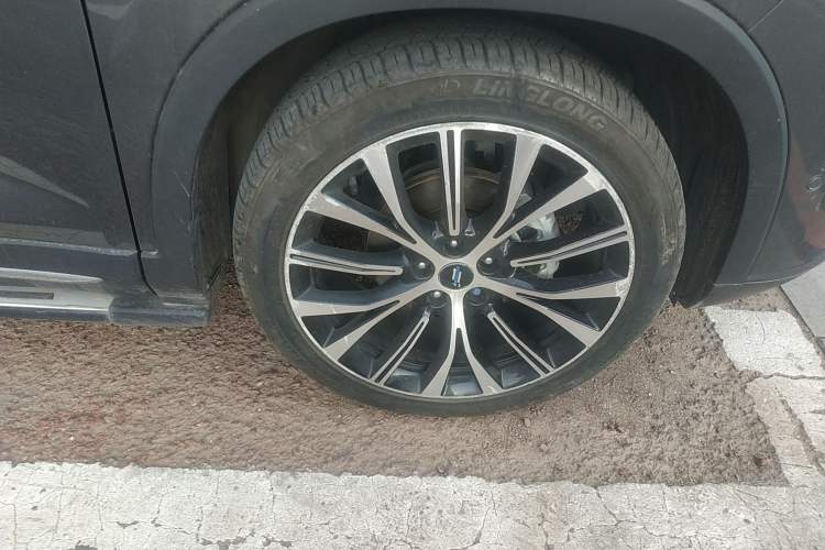 Used CHANGAN OSHAN X7 2021 1.5T Space Freedom Edition with Automatic Parking and Facial Recognition Right Front Wheel Hub