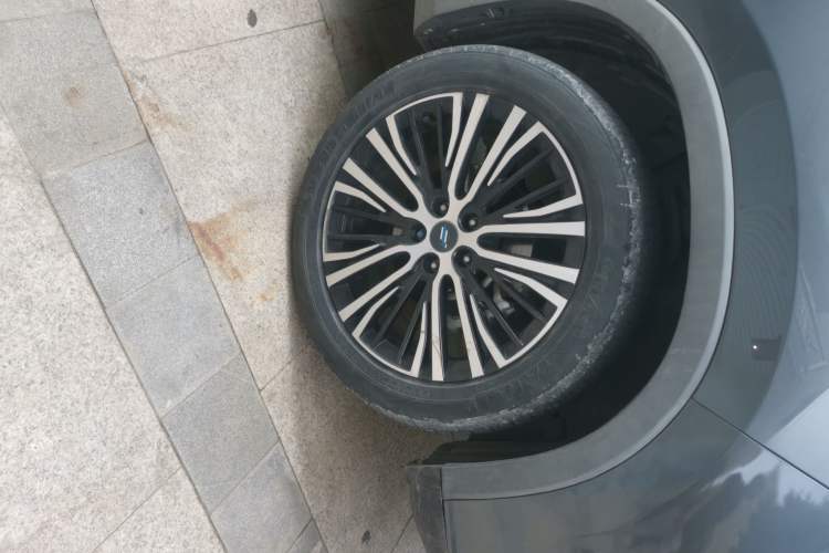 Used CHANGAN OSHAN X7 2021 1.5T Automatic Luxury Model Right Front Wheel Hub