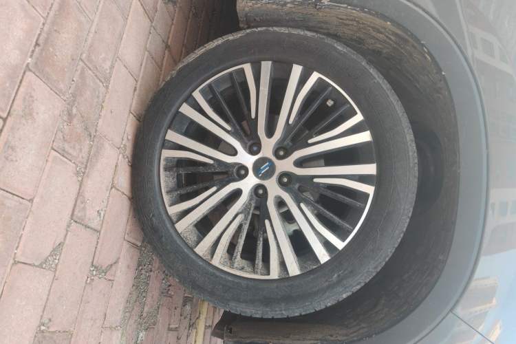 Used CHANGAN OSHAN X7 2021 1.5T Automatic Luxury Model Right Front Wheel Hub